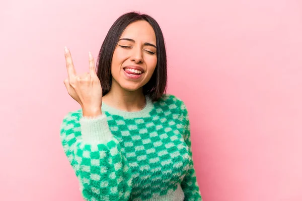 Junge Hispanische Frau Isoliert Auf Rosa Hintergrund Zeigt Rock Geste — Stockfoto