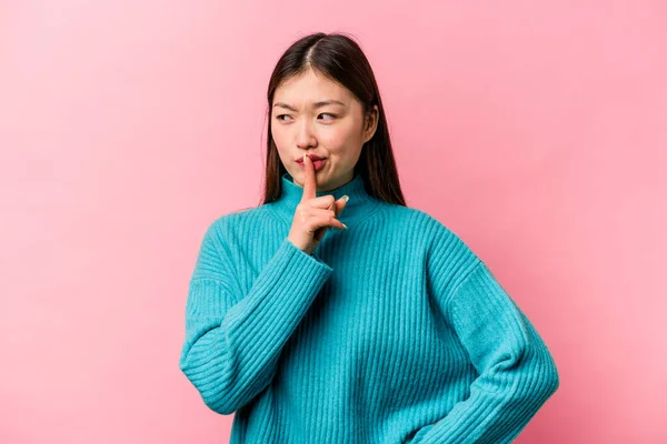 Joven Mujer China Aislada Sobre Fondo Rosa Guardando Secreto Pidiendo —  Fotos de Stock
