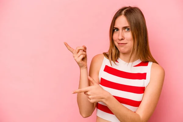 Junge Kaukasische Frau Isoliert Auf Rosa Hintergrund Schockiert Zeigt Mit — Stockfoto