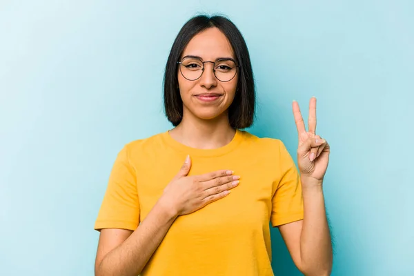 Young Hispanic Woman Isolated Blue Background Taking Oath Putting Hand — Stock Photo, Image