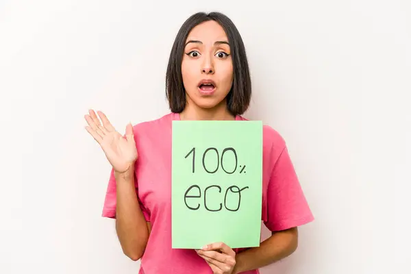 Mujer Hispana Joven Sosteniendo Cartel 100 Ecológico Aislado Sobre Fondo —  Fotos de Stock