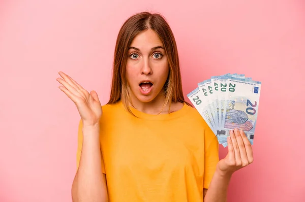 Young Caucasian Woman Holding Banknotes Isolated Pink Background Surprised Shocked — Stock Photo, Image