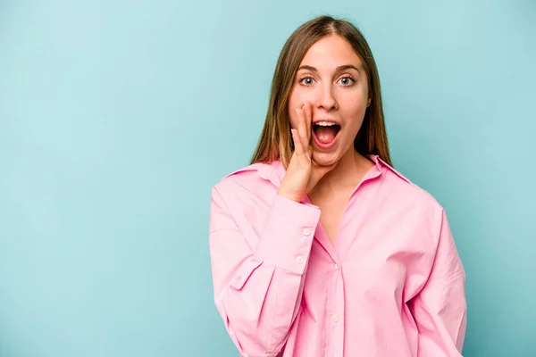 Mujer Joven Caucásica Aislada Sobre Fondo Azul Grita Fuerte Mantiene — Foto de Stock