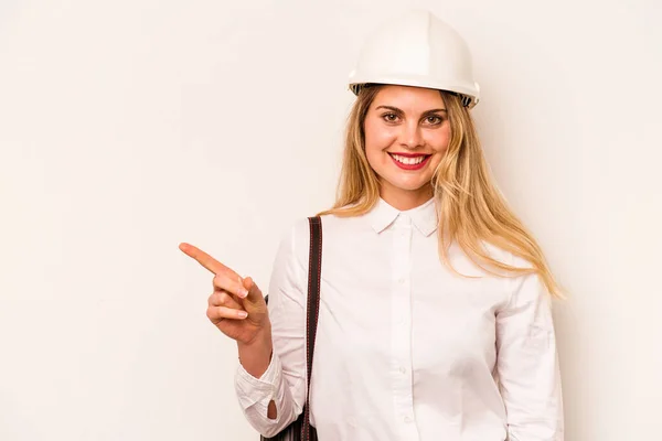 Młoda Architekt Kobieta Kasku Trzymając Plany Odizolowane Białym Tle Uśmiechając — Zdjęcie stockowe