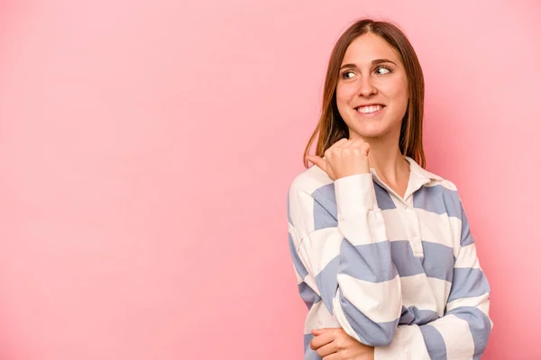 Jonge Blanke Vrouw Geïsoleerd Roze Achtergrond Punten Met Duim Vinger — Stockfoto