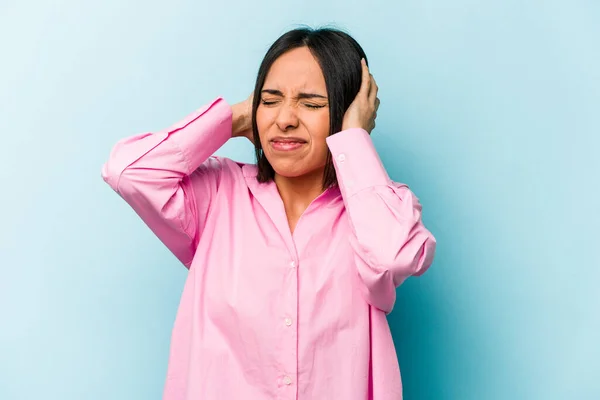 Mujer Hispana Joven Aislada Sobre Fondo Azul Cubriendo Las Orejas — Foto de Stock