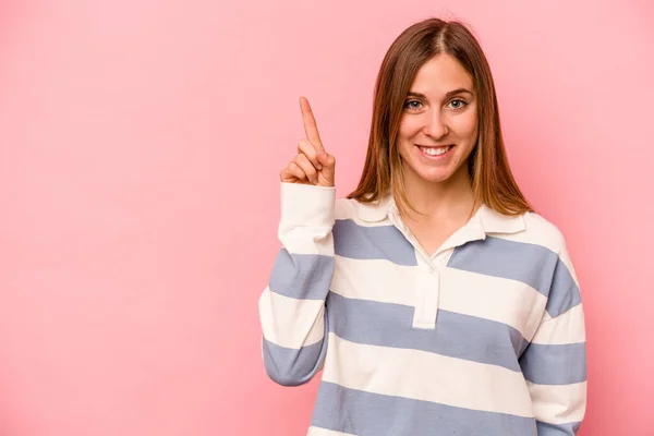 Mujer Joven Caucásica Aislada Sobre Fondo Rosa Mostrando Número Uno — Foto de Stock