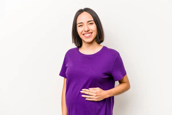 Jonge Hispanic Zwangere Vrouw Geïsoleerd Witte Achtergrond Lachen Plezier Hebben — Stockfoto