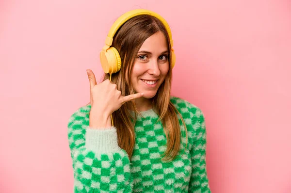 Jeune Femme Caucasienne Écoutant Musique Isolée Sur Fond Rose Montrant — Photo