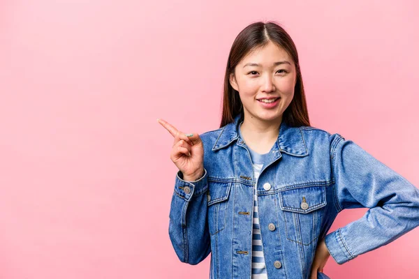 Young Chinese Woman Isolated Pink Background Smiling Cheerfully Pointing Forefinger — Stock Photo, Image