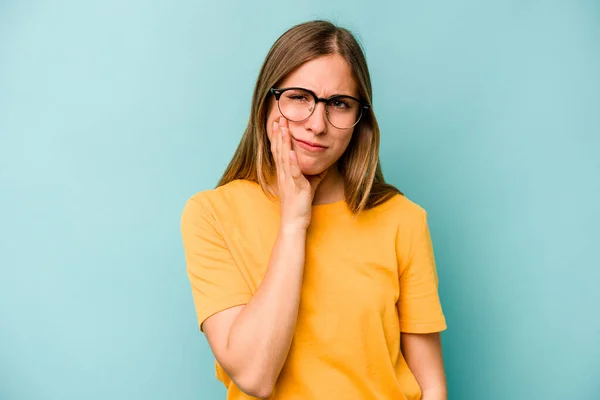 Mujer Joven Caucásica Aislada Sobre Fondo Azul Con Fuerte Dolor — Foto de Stock