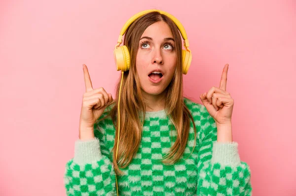 Jeune Femme Caucasienne Écoutant Musique Isolée Sur Fond Rose Pointant — Photo