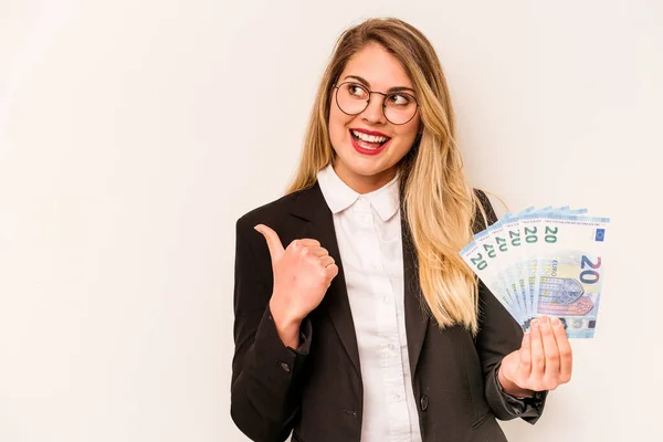 若い実業家の女性は親指の指を離れて白い背景点に隔離された紙幣を保持し 笑いと屈託のない — ストック写真