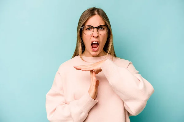 Young Caucasian Woman Isolated Blue Background Showing Timeout Gesture — Stock Photo, Image