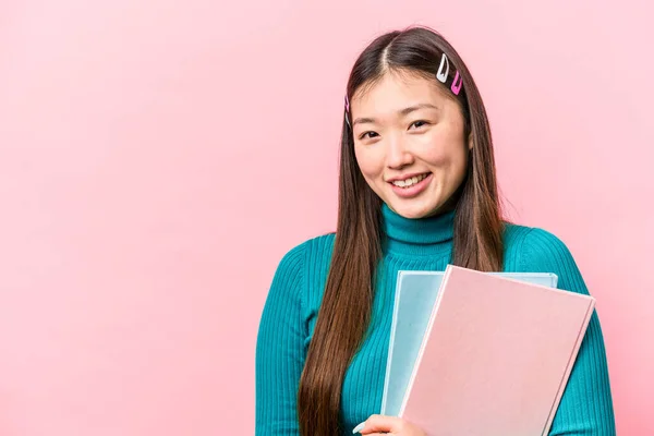 Νεαρή Ασιάτισσα Φοιτήτρια Που Κρατάει Βιβλία Απομονωμένα Ροζ Φόντο Χαρούμενη — Φωτογραφία Αρχείου