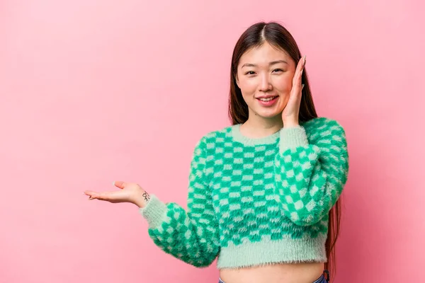 Joven Mujer China Aislada Sobre Fondo Rosa Sostiene Espacio Copia —  Fotos de Stock