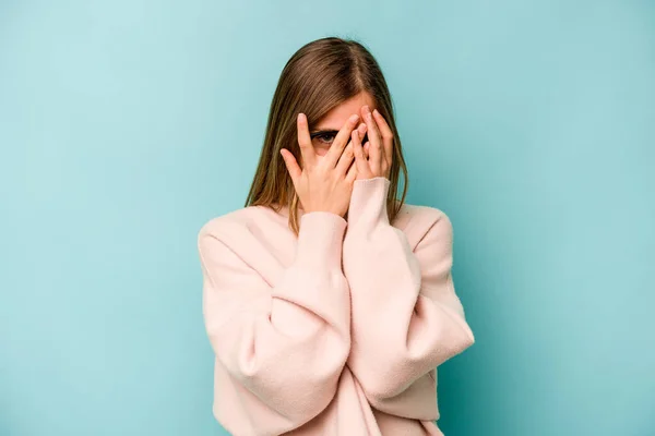 Young Caucasian Woman Isolated Blue Background Blink Camera Fingers Embarrassed — Stock Photo, Image