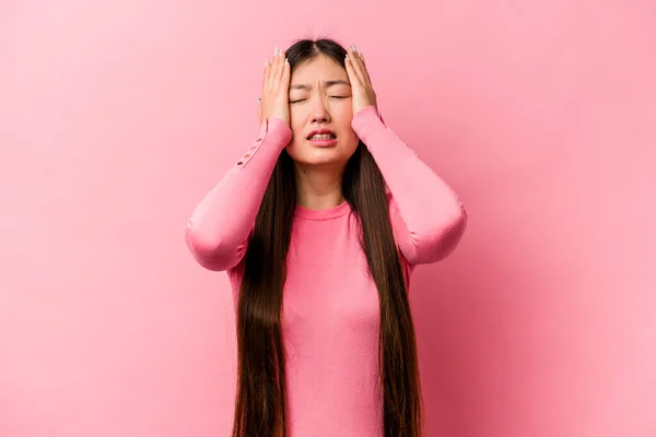 Νεαρή Κινέζα Απομονωμένη Ροζ Φόντο Κλαίει Δυστυχισμένη Κάτι Αγωνία Και — Φωτογραφία Αρχείου