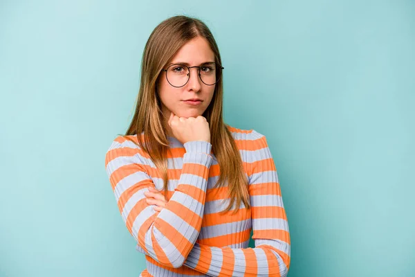 Young Caucasian Woman Isolated Blue Background Suspicious Uncertain Examining You — Stock Photo, Image