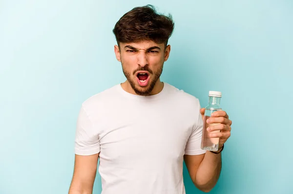 Jonge Spaanse Man Met Een Fles Water Geïsoleerd Witte Achtergrond — Stockfoto