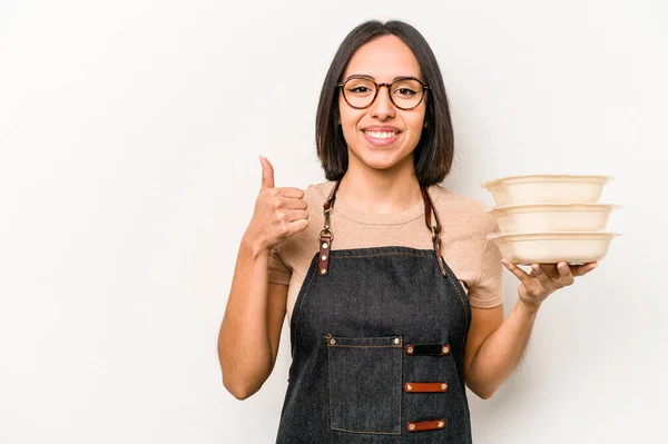 Ung Kaukasiska Servitris Kvinna Håller Tupperware Isolerad Vit Bakgrund Ler — Stockfoto