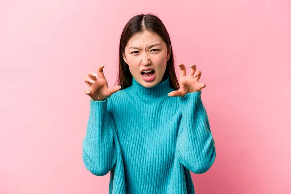Jovem Chinesa Isolada Fundo Rosa Chateado Gritando Com Mãos Tensas — Fotografia de Stock
