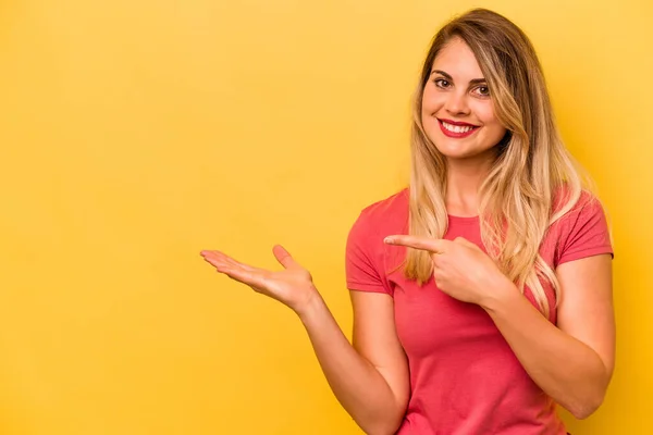 Mulher Branca Jovem Isolado Fundo Amarelo Animado Segurando Espaço Cópia — Fotografia de Stock