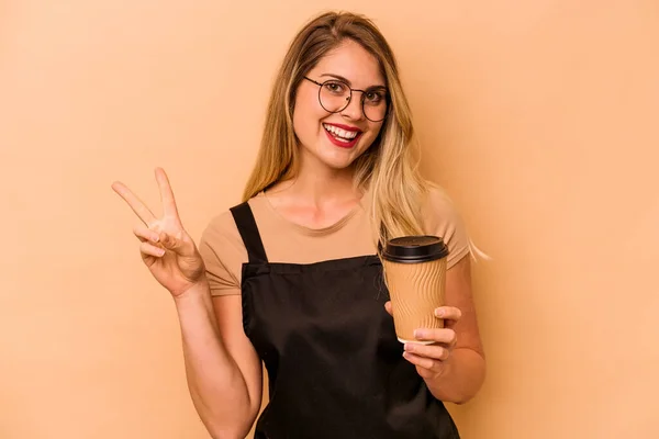 레스토랑 웨이터인 코카서스 커피숍에서 커피를 모습은 손가락으로 평화의 상징을 자랑스럽고 — 스톡 사진