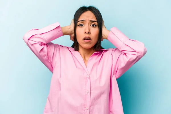 Mujer Hispana Joven Aislada Sobre Fondo Azul Cubriendo Oídos Con — Foto de Stock