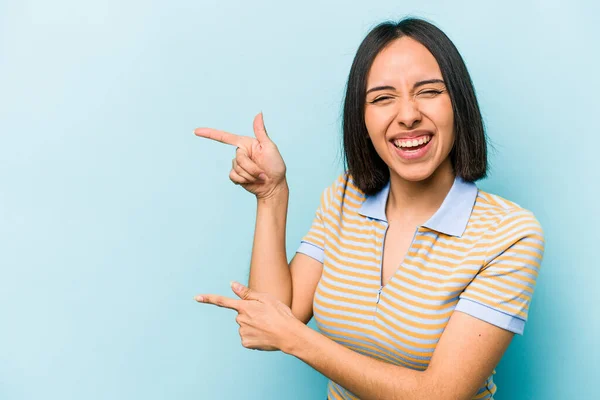 Jonge Hispanic Vrouw Geïsoleerd Blauwe Achtergrond Opgewonden Wijzend Met Wijsvingers — Stockfoto