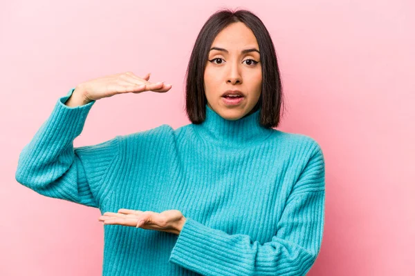 Ung Latinamerikansk Kvinna Isolerad Rosa Bakgrund Håller Något Med Båda — Stockfoto