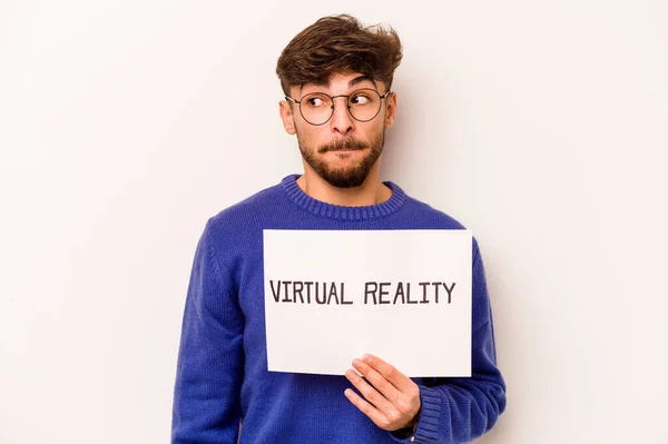 Jovem Hispânico Segurando Cartaz Realidade Virtual Isolado Fundo Branco Confuso — Fotografia de Stock