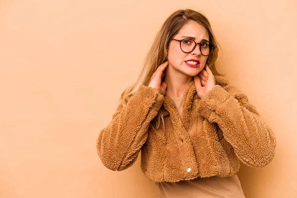 Mujer Joven Caucásica Aislada Sobre Fondo Beige Tocando Parte Posterior — Foto de Stock