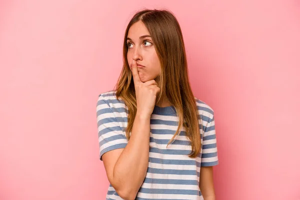 Junge Kaukasische Frau Isoliert Auf Rosa Hintergrund Hält Ein Geheimnis — Stockfoto