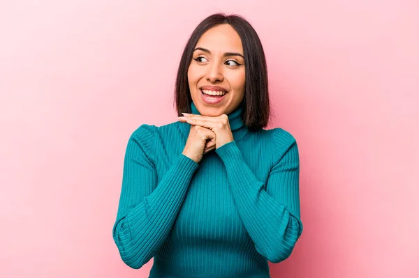 Giovane Donna Ispanica Isolato Sfondo Rosa Pregando Fortuna Stupito Aprendo — Foto Stock