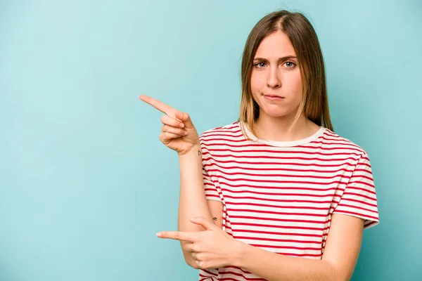 Junge Kaukasische Frau Isoliert Auf Blauem Hintergrund Schockiert Und Zeigt — Stockfoto