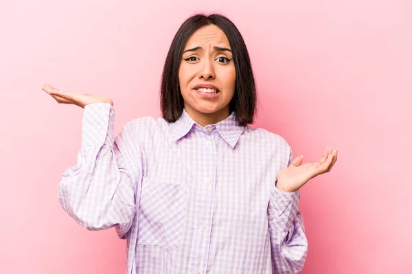 Young Hispanic Woman Isolated Pink Background Confused Doubtful Shrugging Shoulders — Stock Photo, Image