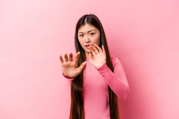 Ung Kinesisk Kvinna Isolerad Rosa Bakgrund Blir Chockad Grund Överhängande — Stockfoto