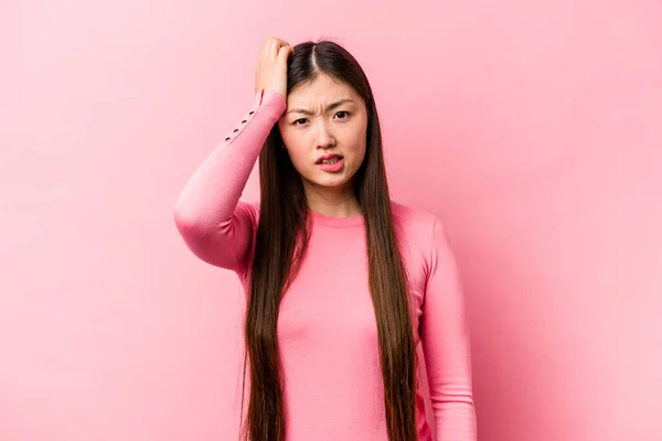Junge Chinesin Isoliert Auf Rosa Hintergrund Müde Und Sehr Schläfrig — Stockfoto