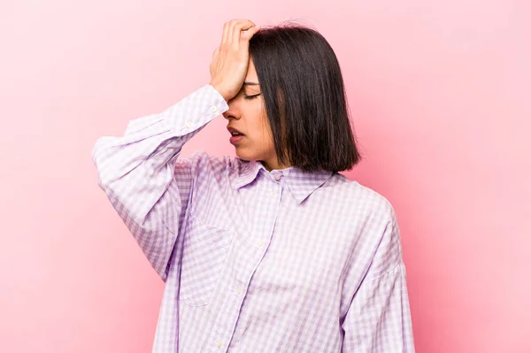 Ung Latinamerikansk Kvinna Isolerad Rosa Bakgrund Glömmer Något Slå Pannan — Stockfoto