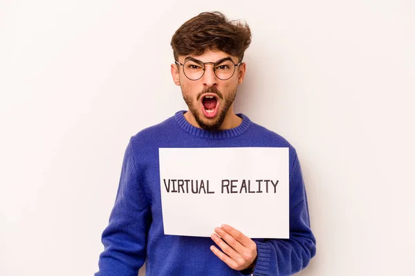 Joven Hispano Sosteniendo Cartel Realidad Virtual Aislado Sobre Fondo Blanco —  Fotos de Stock