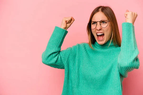 Junge Kaukasische Frau Isoliert Auf Rosa Hintergrund Hebt Die Faust — Stockfoto