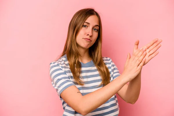 Mujer Joven Caucásica Aislada Sobre Fondo Rosa Sintiéndose Enérgica Cómoda —  Fotos de Stock