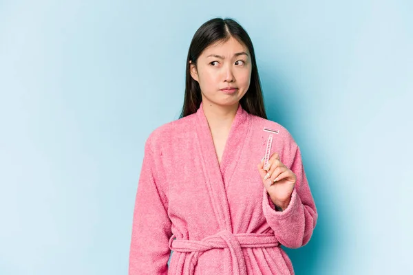 Joven Mujer Asiática Sosteniendo Hoja Afeitar Aislado Sobre Fondo Azul —  Fotos de Stock