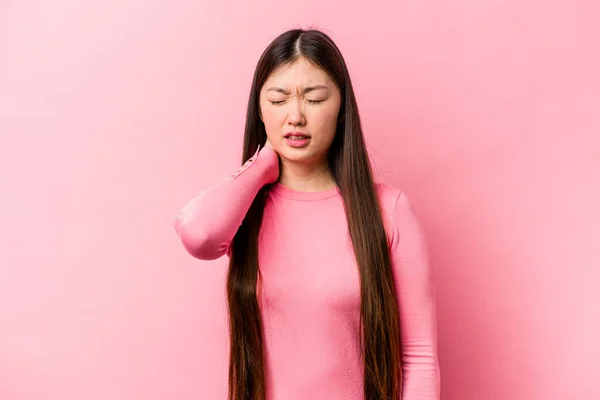 Giovane Donna Cinese Isolata Sfondo Rosa Che Dolore Collo Causa — Foto Stock