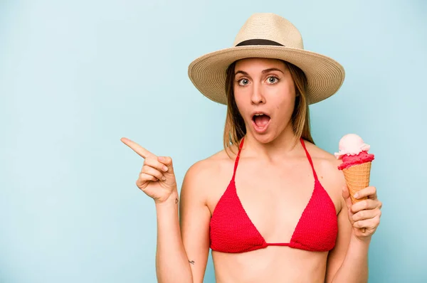 Mulher Branca Jovem Vestindo Biquíni Segurando Sorvete Isolado Fundo Azul — Fotografia de Stock