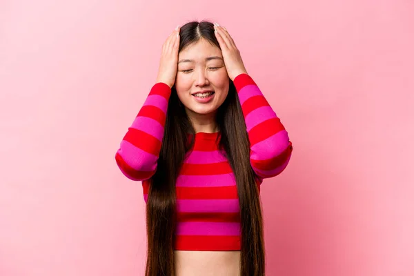 Die Junge Chinesin Auf Rosa Hintergrund Lacht Fröhlich Und Hält — Stockfoto
