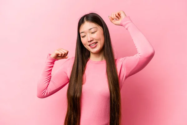 Ung Kinesisk Kvinna Isolerad Rosa Bakgrund Firar Speciell Dag Hoppar — Stockfoto