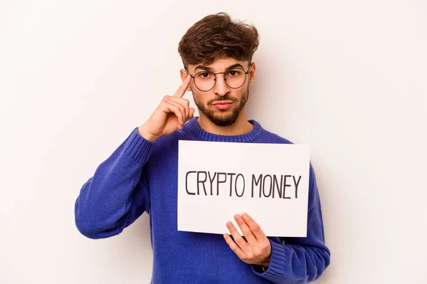 Giovane Uomo Ispanico Possesso Cartello Cripto Denaro Isolato Sfondo Bianco — Foto Stock