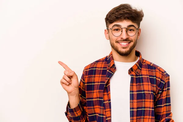 Jonge Spaanse Man Geïsoleerd Witte Achtergrond Glimlachend Vrolijk Wijzend Met — Stockfoto